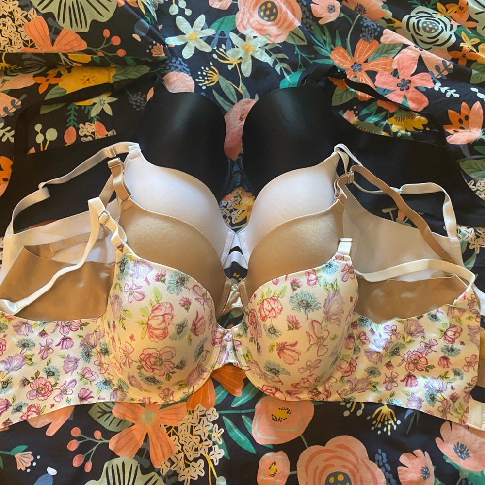 4 never used/ washed bras Bundle pet free, Smoke free home